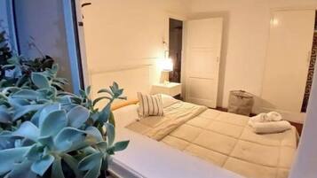 Departamento, vista al patio | Cortinas blackout, tabla de planchar con plancha y wifi gratis