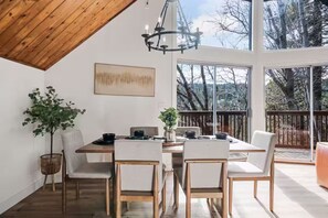 Dining - Serene 3-bedroom cabin with game room in Lake Arrowhead (Lake Arrowhead)