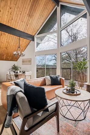 Living area - Serene 3-bedroom cabin with game room in Lake Arrowhead (Lake Arrowhead)