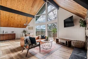 Living area - Serene 3-bedroom cabin with game room in Lake Arrowhead (Lake Arrowhead)