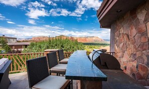 Outdoor dining - Luxury Estate with 4 Master Suites, Heated Pool, Media Room, near Golf Resorts (Sedona)