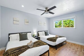 4 bedrooms, desk, iron/ironing board, travel cot - New 4BR Oasis, Walk to Park, SJ/Campbell Border (Campbell)
