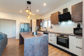 Microondas, horno, placa de cocina, lavavajillas