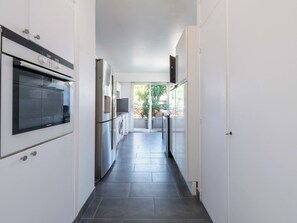 A modern kitchen with a built-in oven, refrigerator, and washing machine. - Apartment 117 sq2 with sea view - 3 bedrooms, 3 bathrooms - Cannes (Cannes)
