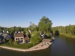 Ein Wohngebiet mit Häusern und einem Steg, der in einen See führt.