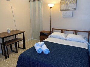 Tabla de planchar con plancha, wifi y ropa de cama 