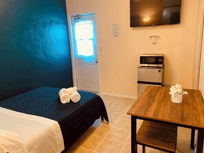 1 bedroom, iron/ironing board, WiFi, bed sheets - Private Studio/bath by Airport Free Parking (Miami)
