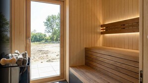 Una sauna con paredes de madera y un banco.