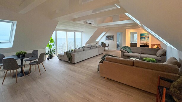 Un loft amplio con techos altos, ventanas grandes y una zona de estar acogedora.