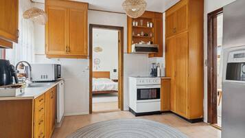 Kylskåp, ugn, diskmaskin och vattenkokare