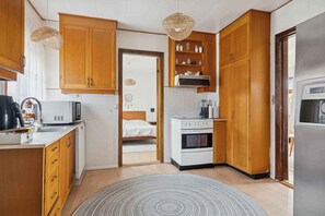 Frigorífico, horno, lavavajillas y hervidor eléctrico