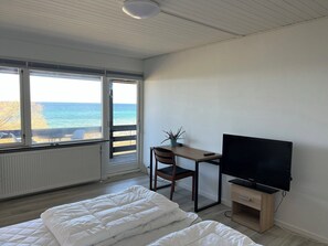 2 bedrooms, free WiFi - Front-row holiday home with sea view (Allinge)
