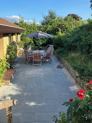 Outdoor dining - Front-row holiday home with sea view (Allinge)