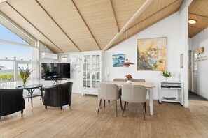 Dining - Lovely holiday home panoramic view over the sea (Slagelse)