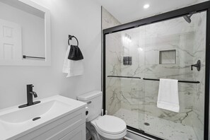 Shower, towels - 8 Minutes to UNC - Outdoor Deck - Washer and Dryer (Chapel Hill)
