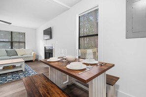 Dining - 8 Minutes to UNC - Outdoor Deck - Washer and Dryer (Chapel Hill)