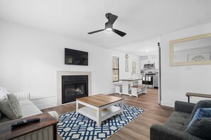 TV, offices - 8 Minutes to UNC - Outdoor Deck - Washer and Dryer (Chapel Hill)