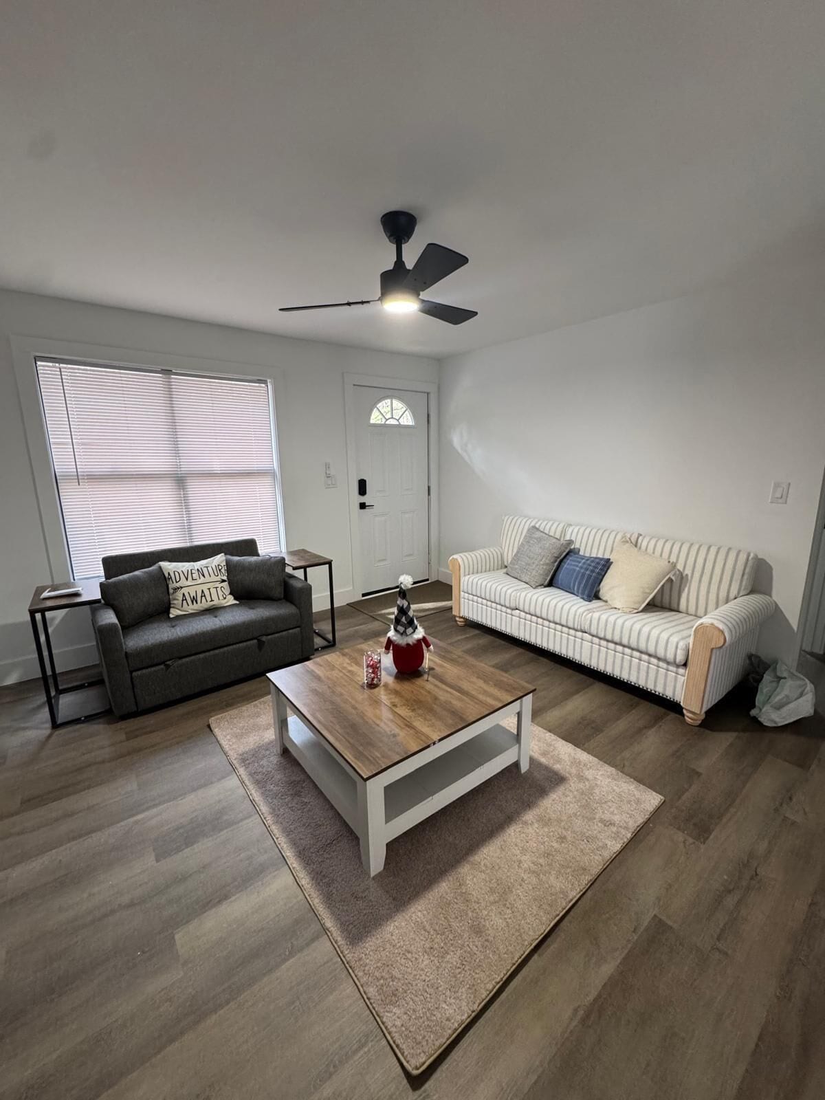 Televisio, takka, työhuone