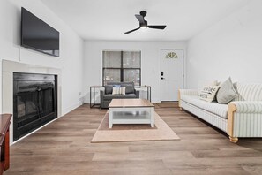 Televisio, takka, työhuone