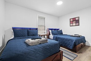 Silitysrauta/-lauta, Wi-Fi, vuodevaatteet