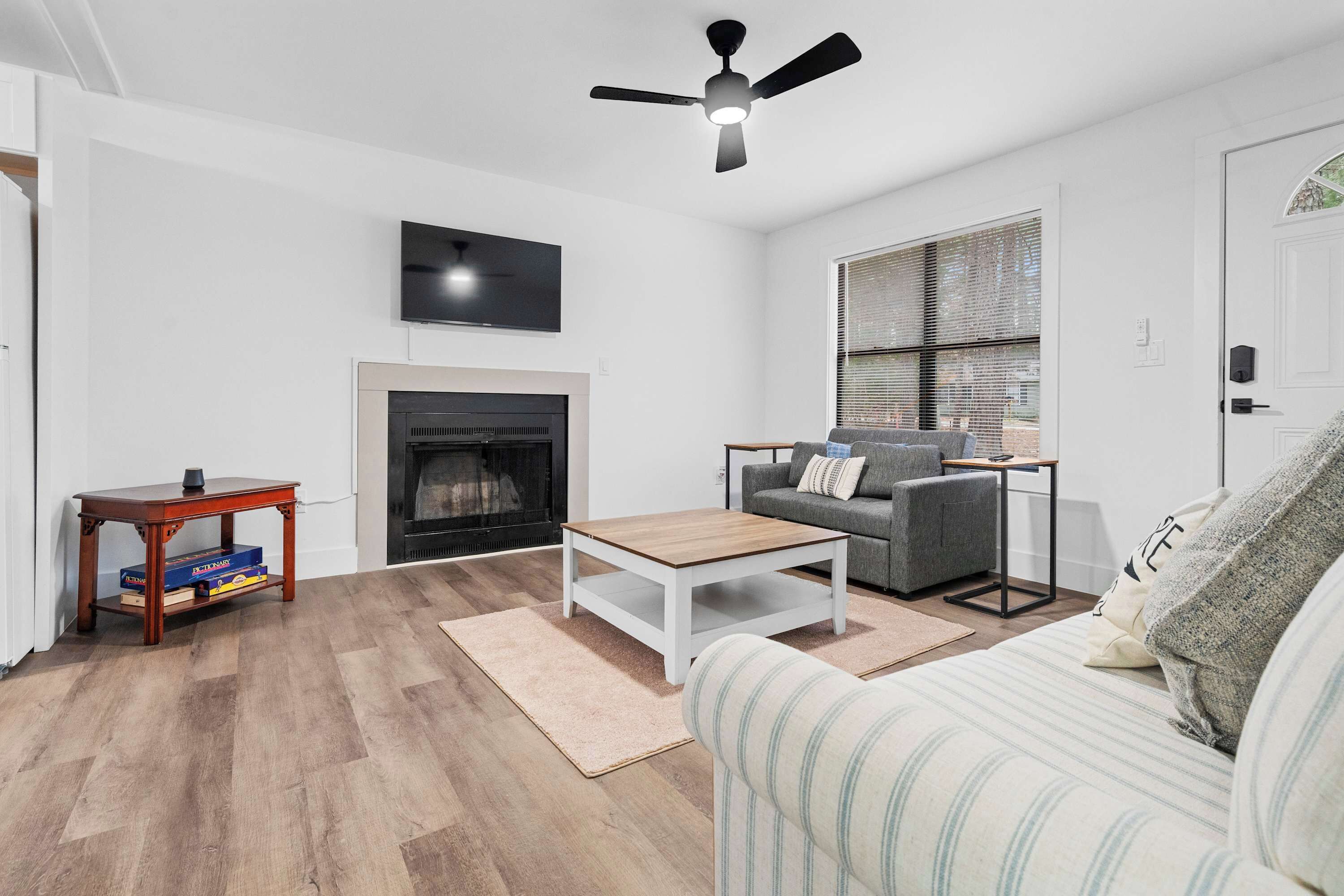 Een televisie, een open haard en een kantoor