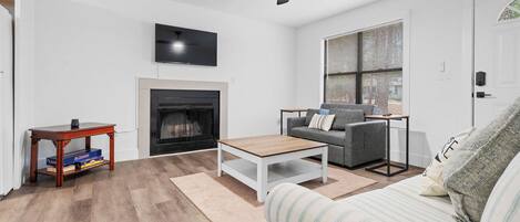 Een televisie, een open haard en een kantoor