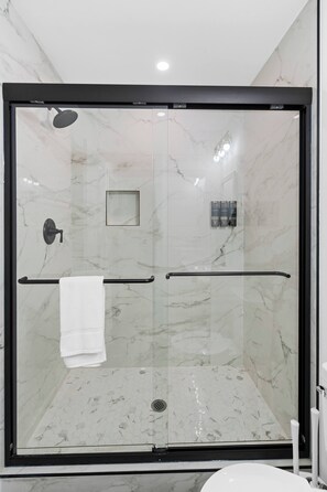 Shower, towels - Minutes From UNC - 15 Min to Duke - Private Deck (Chapel Hill)