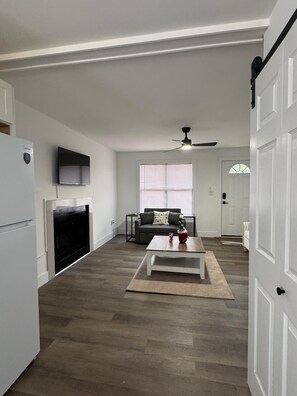 Televisio, takka, työhuone