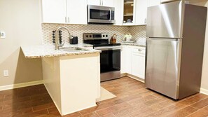 Fridge, microwave, oven, stovetop - Chic Retreat Escape with Swimming Pool, Gym & Jacuzzi (Georgia)