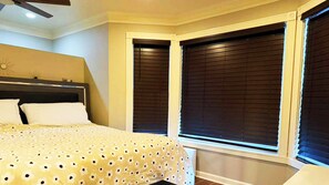 1 bedroom, in-room safe, desk, iron/ironing board - Chic Retreat Escape with Swimming Pool, Gym & Jacuzzi (Georgia)