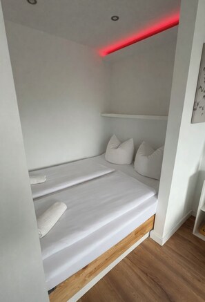 Silitysrauta/-lauta, Wi-Fi, vuodevaatteet