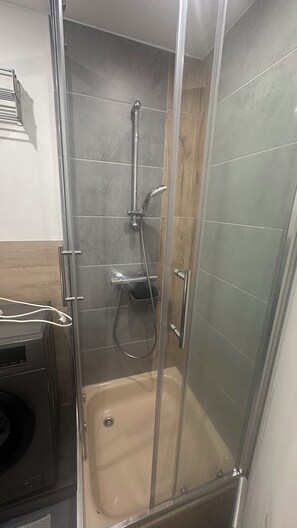 Asciugacapelli, asciugamani, sapone, carta igienica