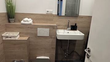 Hiustenkuivaaja, pyyhkeet, saippua, vessapaperi