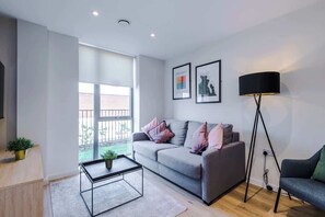 TV, offices - Luxury Liverpool Apartment: 2BR, Parking & City Center (Liverpool)