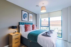 Iron/ironing board, travel cot, WiFi, bed sheets - Luxury Liverpool Apartment: 2BR, Parking & City Center (Liverpool)