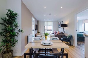 Dining - Luxury Liverpool Apartment: 2BR, Parking & City Center (Liverpool)