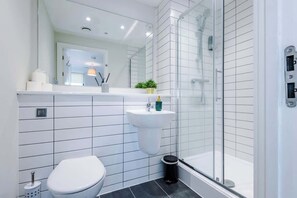 Shower, hair dryer, shampoo - Luxury Liverpool Apartment: 2BR, Parking & City Center (Liverpool)