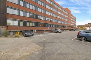 Property grounds - Stylish 2BR 2BA Flat in Gravesend – Sleeps 4 (Gravesend)