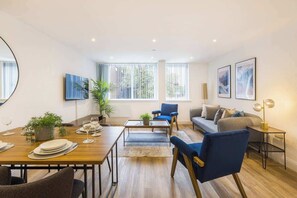Interior - Stylish 2BR 2BA Flat in Gravesend – Sleeps 4 (Gravesend)