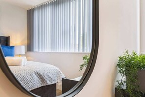 2 bedrooms, desk, iron/ironing board, travel cot - Stylish 2BR 2BA Flat in Gravesend – Sleeps 4 (Gravesend)