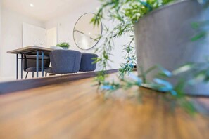 Interior - Stylish 2BR 2BA Flat in Gravesend – Sleeps 4 (Gravesend)