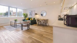 Una sala de estar moderna con un sofá, una mesa de centro y un comedor.