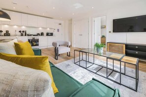 Televisión y oficina 