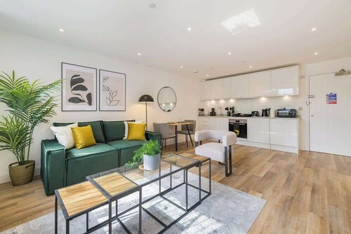 Modern 1BR Flat Gravesend w/ Parking – Sleeps 2