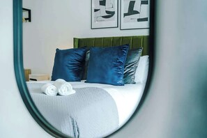 Iron/ironing board, travel cot, WiFi, bed sheets - Stylish 2 Bed 2 Bath in Central Manchester (Manchester)