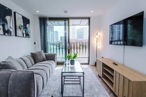 TV, offices - Stylish 2 Bed 2 Bath in Central Manchester (Manchester)
