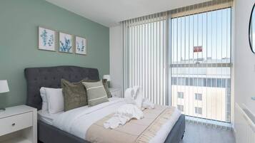Een strijkplank/strijkijzer, reisbedje, wifi, beddengoed
