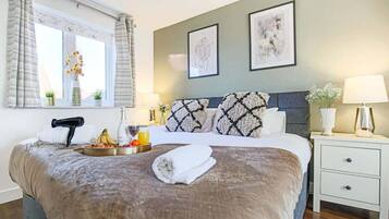 Iron/ironing board, travel crib, WiFi, bed sheets