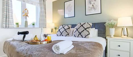 Iron/ironing board, travel cot, WiFi, bed sheets