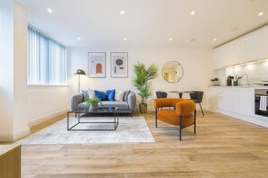 TV, offices - Central Gravesend 1BR | Kitchen +Wi-Fi | Sleeps 2 (Gravesend)